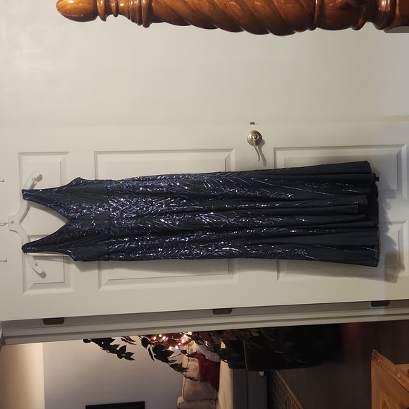 Galina Signature formal sequin gown - Picture 4 of 10